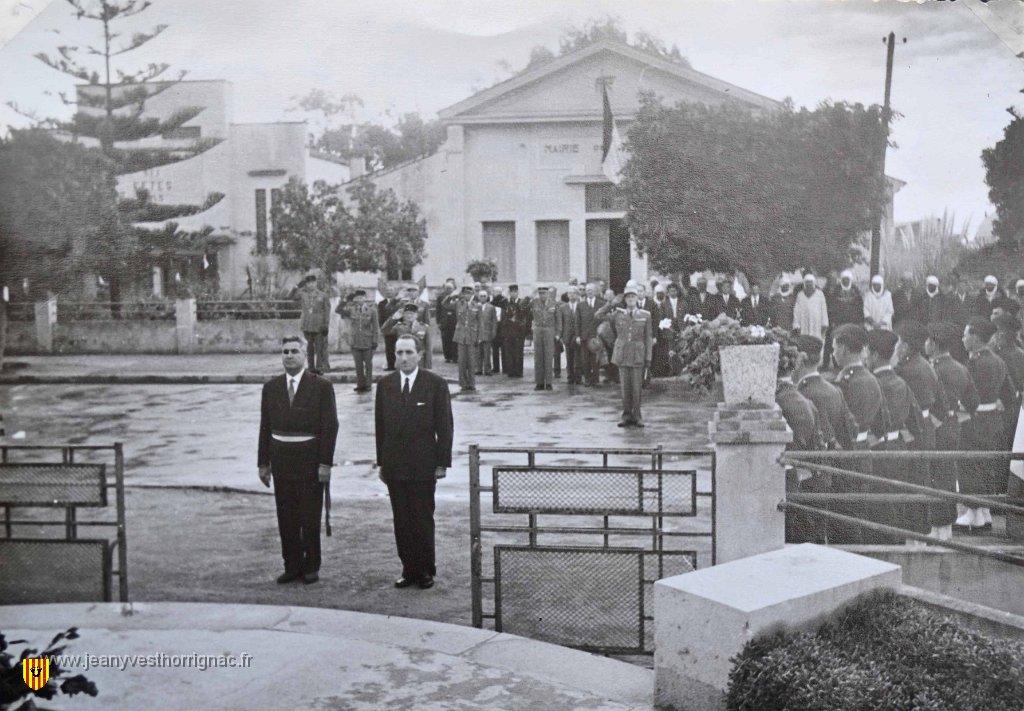 Fornaka devant le monuments aux morts 1957.jpg